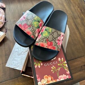 GG BLOOMS SUPREME FLORAL SLIDE SANDAL